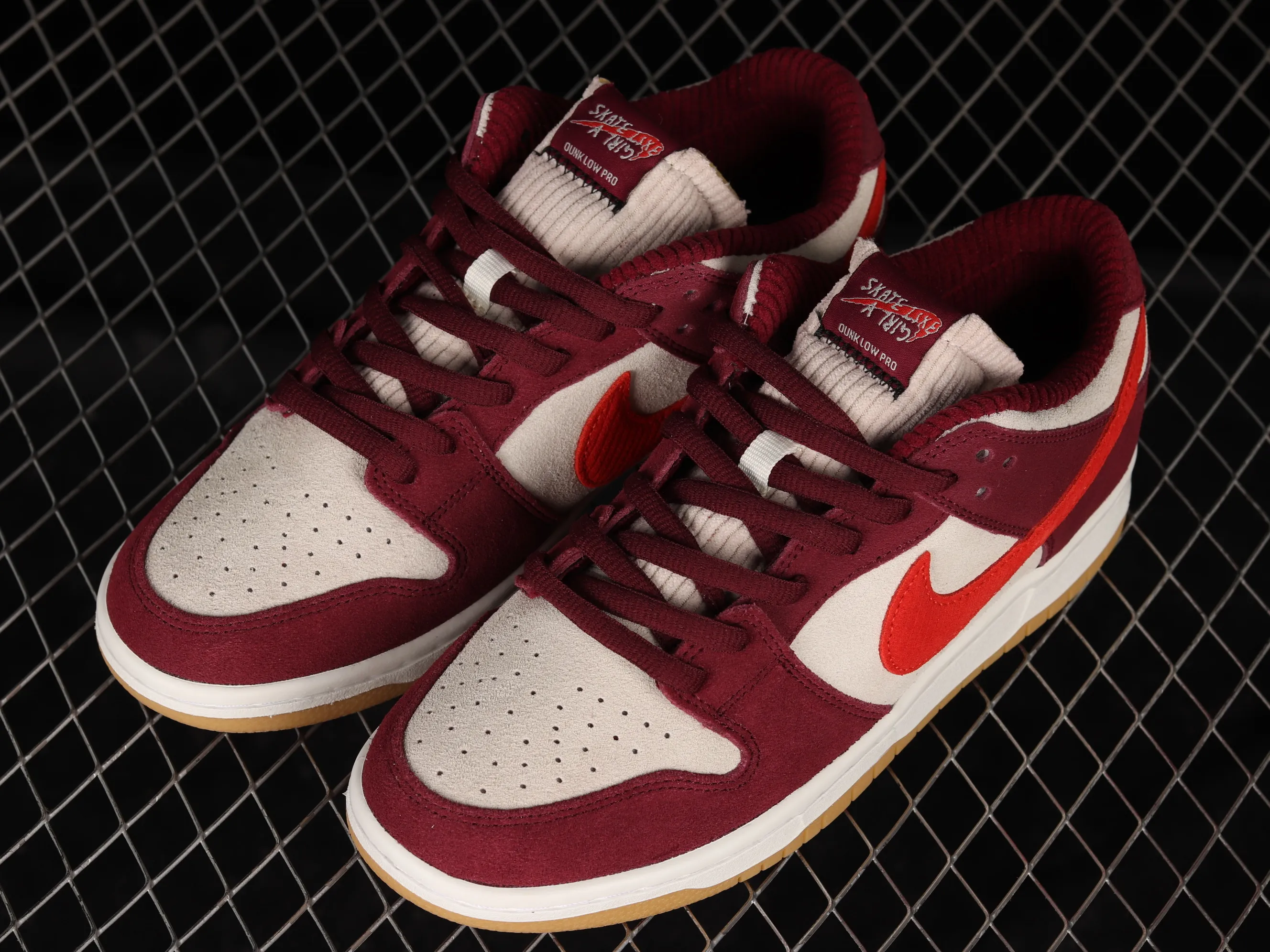 All categories Nk SB Dunk Series Nk SB Dunk Low low-top sneakers Skate Like a Girl x Nk SB Dunk Low joint model SB smashed backboard fashion casual sneakers DX4589-600